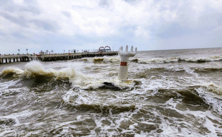 Bàn tay "khổng lồ" tại bãi biển Hải Tiến chới với trước bão số 10