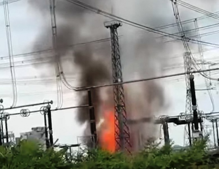 Ngọn lửa bùng cháy ngùn ngụt tại trạm biến áp đường dây 500KV. Ảnh: CTV