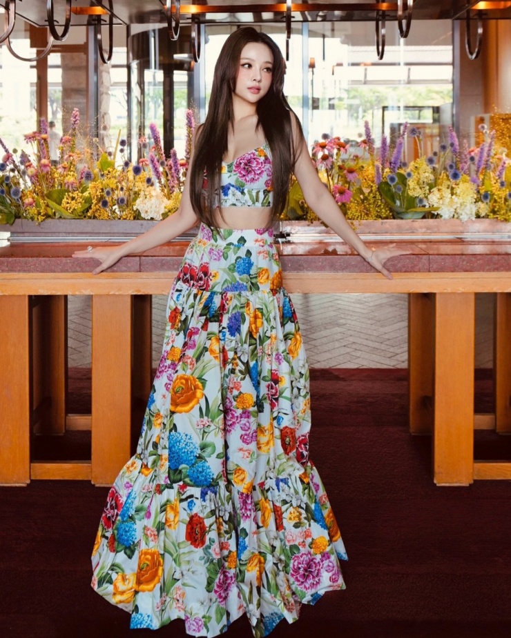 Tủ đồ mùa hè của mỹ nhân hai con có không ít thiết kế tương tự, đều là sáng tạo của thương hiệu thời trang cao cấp Italy. 'Chị đẹp' không ngại chi hàng chục triệu đồng để sắm các set váy hao hao kiểu dáng, chỉ khác họa tiết.