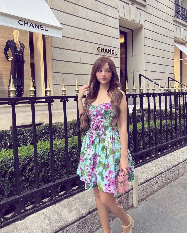 Mỹ nhân 36 tuổi còn chuộng các mẫu váy hoa dáng ngắn cũng của Dolce & Gabbana, thích hợp với các chuyến du lịch.