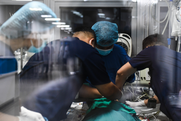 Cấp cứu cho bệnh nhân tại BV Bạch Mai. Ảnh minh họa: Hoàng Hà.