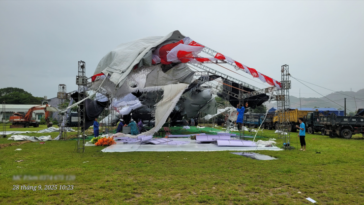 Rạp cưới ngổn ngang sau mưa dông. Hàng xóm giúp chủ nhà và đội dịch vụ di chuyển khung rạp cùng gần trăm bàn tiệc đến địa điểm mới. Ảnh: MC Phước Sơn