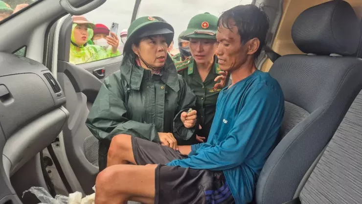 Người dân được ứng cứu vào bờ an toàn. Ảnh: BT
