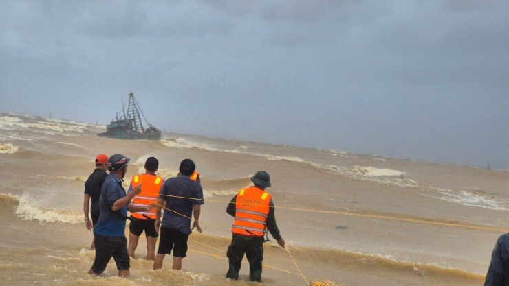 2 tàu cá Việt Nam gặp nạn tại vùng biển Cửa Việt, tỉnh Quảng Trị trong sáng 28/9. Ảnh: Hữu Thành.