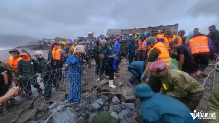 Người dân đang phối hợp với lực lượng chức năng xã Thiên Cầm gia cố khẩn cấp bờ đê