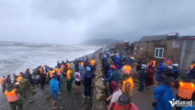 Hàng trăm người dân có mặt tại hiện trường để gia cố bờ đê