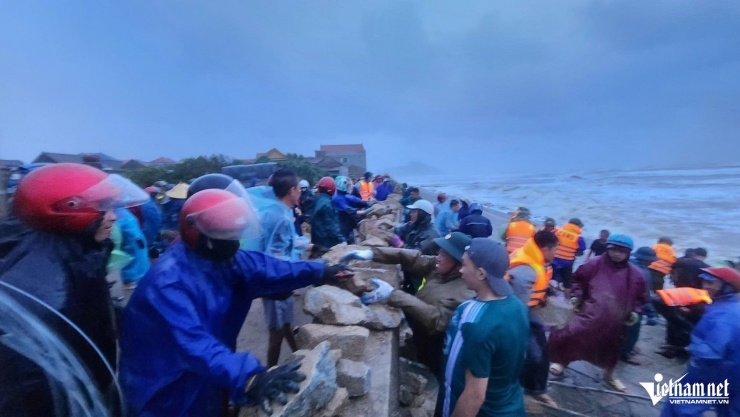 Bốc đá đưa vào các rọ thép để gia cố