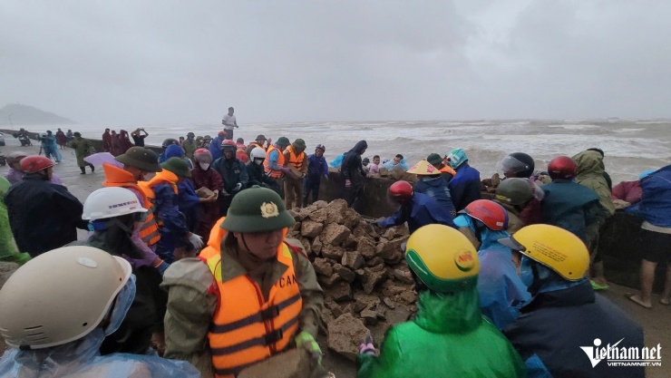 Kè biển sạt lở trước giờ bão số 10 đổ bộ, hàng trăm người dầm mưa bốc đá gia cố - 4