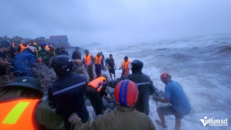 Thời tiết xấu khiến công tác gia cố kè gặp khó khăn