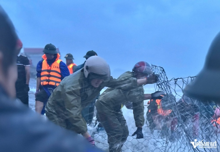 Bố trí nhiều rọ thép để gia cố tuyến kè xung yếu