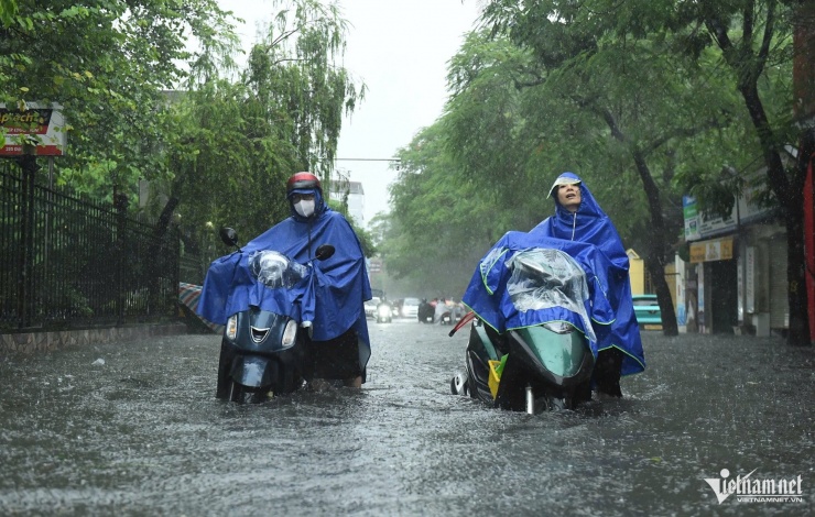 Bão số 10 đổ bộ Bắc Trung Bộ, Hà Nội mưa lớn nhất khi nào? - 1