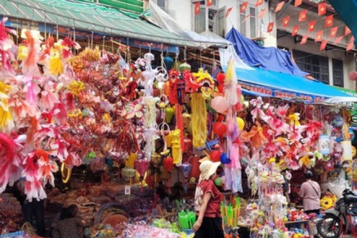 Sắc đỏ rực rỡ phủ kín phố Hàng Mã, Hàng Lược, sản phẩm phục vụ Tết Trung thu đa dạng mẫu mã và giá bán