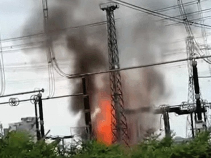 Trạm biến áp bốc cháy ở Ninh Bình, xuất hiện cảnh tượng đáng sợ
