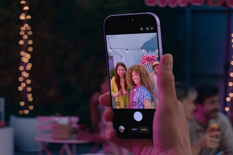 iPhone 17 sử dụng cảm biến hình vuông cho camera selfie giúp việc chụp selfie thêm hấp dẫn.