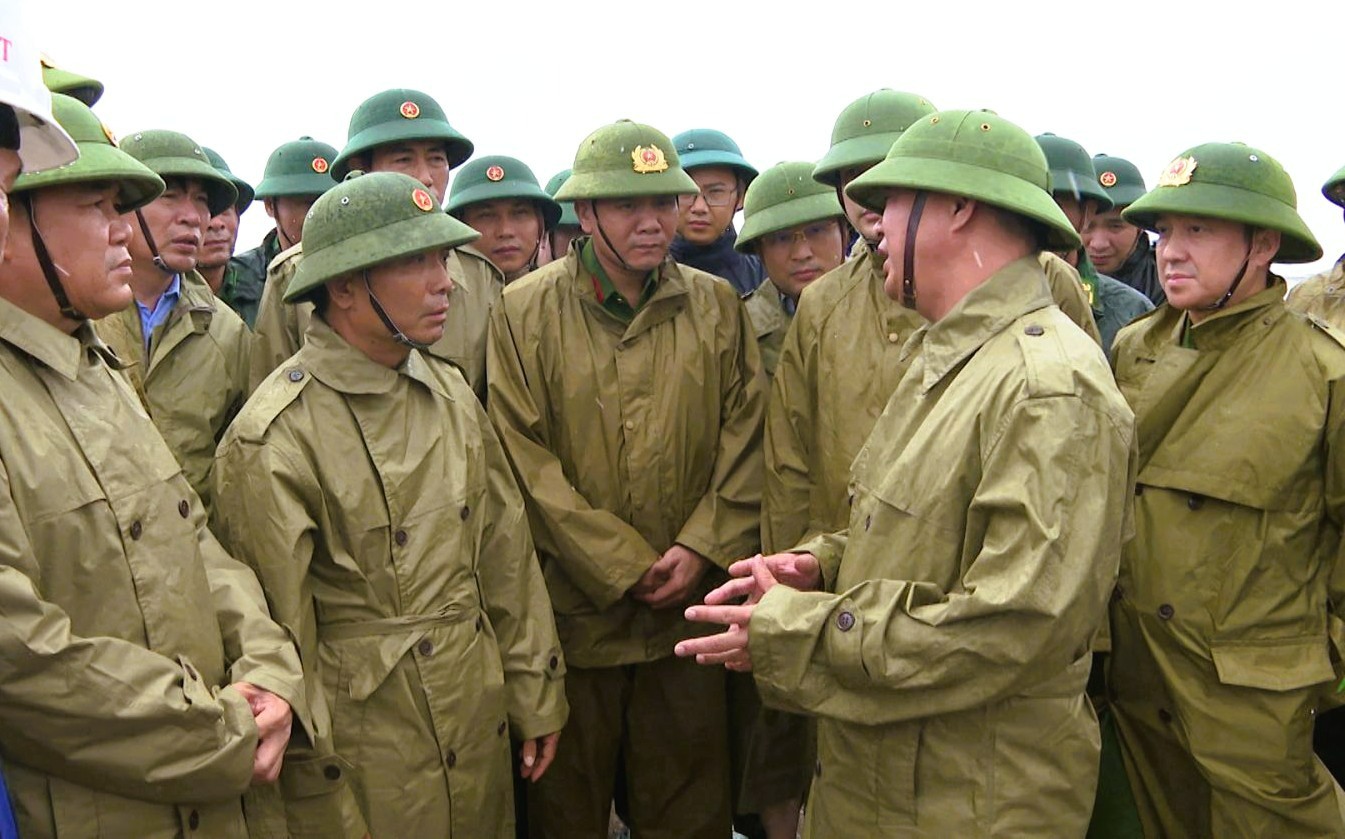Bí thư Tỉnh ủy Thanh Hóa Nguyễn Doãn Anh kiểm tra công tác ứng phó bão số 10 chiều 28-9 tại phường Nghi Sơn, phía Nam tỉnh Thanh Hóa
