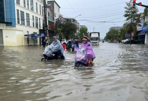 Mưa lớn trước khi bão số 10 đổ bộ khiến nhiều tuyến đường ở Nghệ An ngập sâu. Ảnh: NĐT