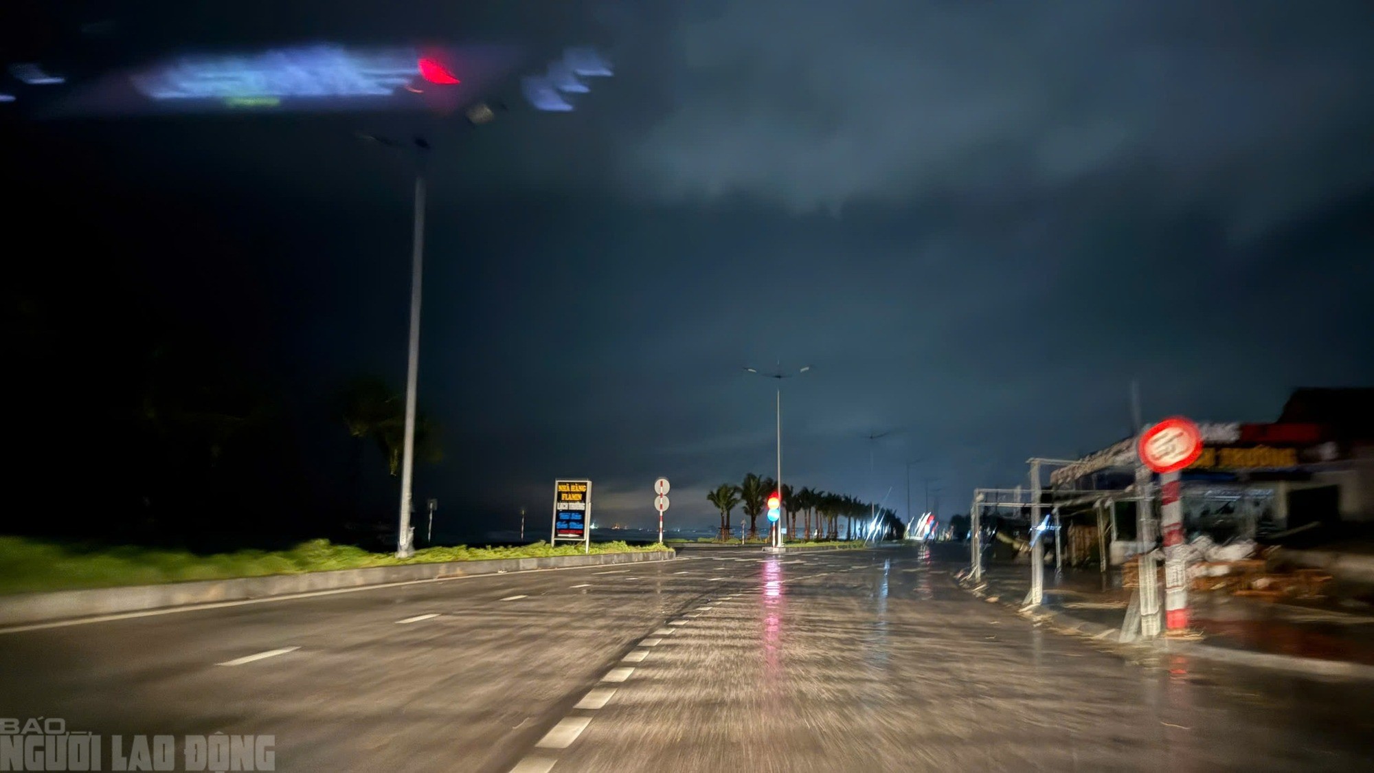 Một đoạn đường qua Thanh Hóa vắng không một bóng phương tiện trước khi bão số 10 đổ bộ. Ảnh: Thanh Tuấn