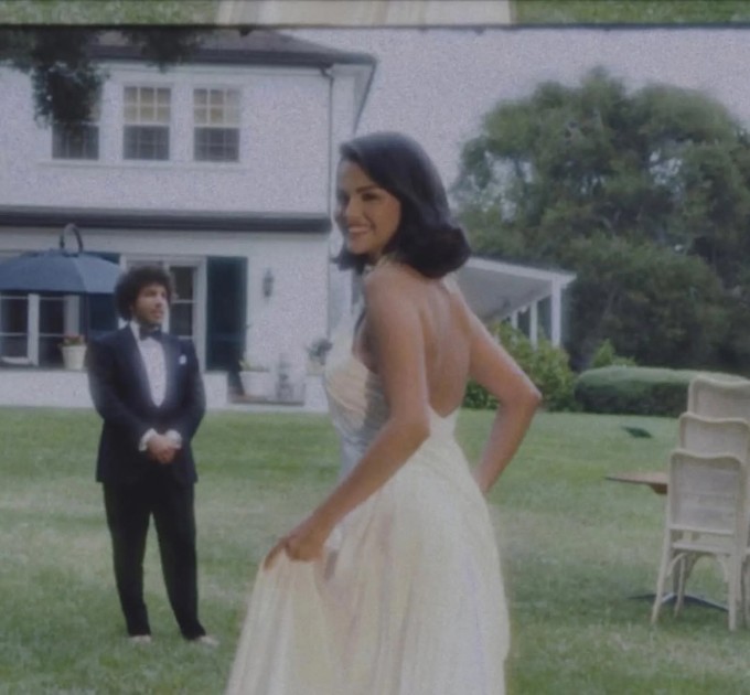 Selena Gomez khoe ảnh cưới ngay sau hôn lễ vào chiều thứ Bảy.