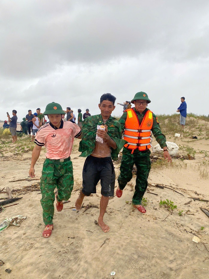 NÓNG: Đang giải cứu 10 ngư dân trên tàu cá ở TP HCM gặp nạn trong bão số 10 Bualoi - 1