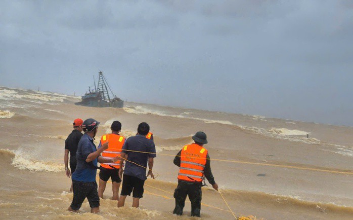 NÓNG: Đang giải cứu 10 ngư dân trên tàu cá ở TP HCM gặp nạn trong bão số 10 Bualoi - 4