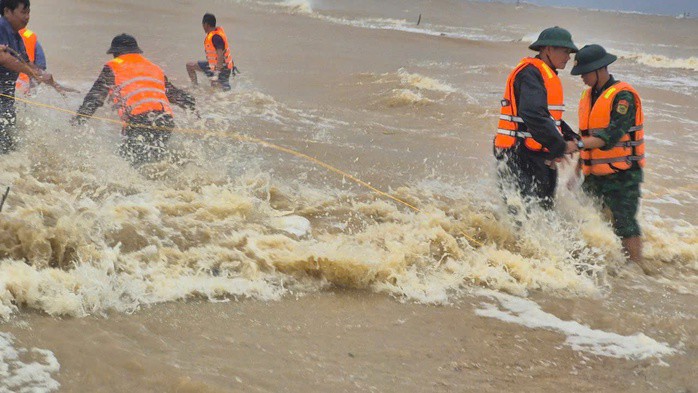 NÓNG: Đang giải cứu 10 ngư dân trên tàu cá ở TP HCM gặp nạn trong bão số 10 Bualoi - 5