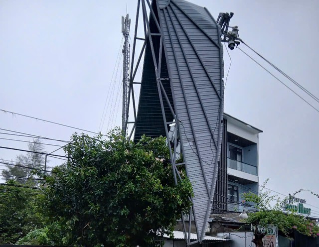 Gió đưa mái tôn lên đường dây điện.