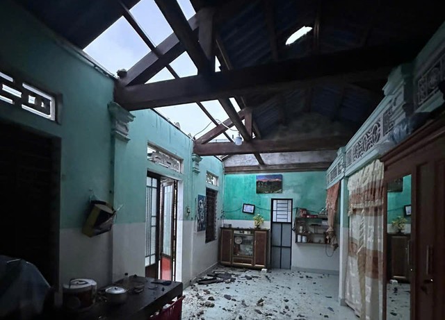 Bão số 10 Bualoi: Tìm thấy thi thể phụ nữ bị nước cuốn trôi, 75 ngôi nhà tốc mái - 7