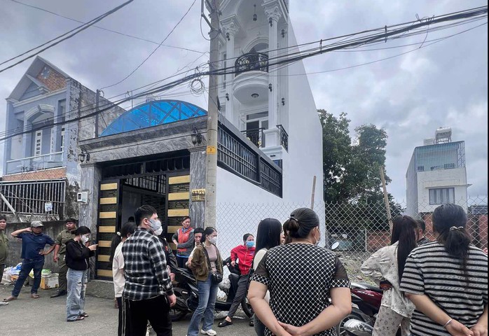 Người chơi hụi tụ tập trước nhà của bà M.D (chủ hụi).