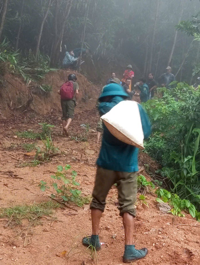 Hàng trăm người vào rừng tìm kiếm người đàn ông mất tích