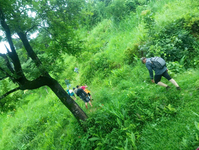 Cả trăm người đội mưa bão, vào rừng tìm người đàn ông mất tích ở Đà Nẵng - 1