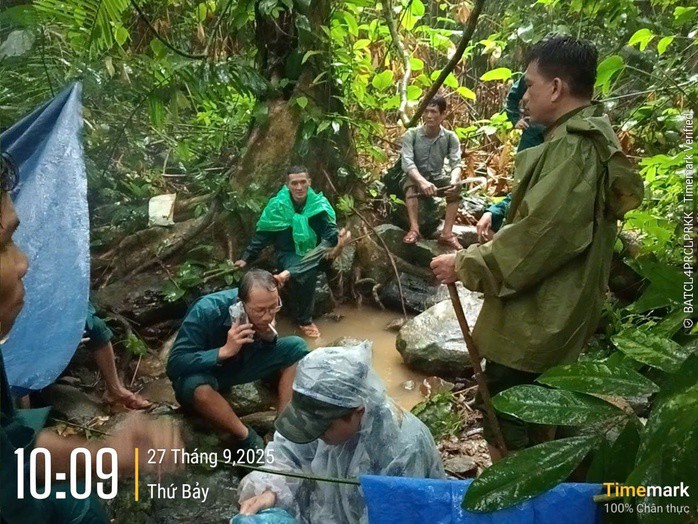 Cả trăm người đội mưa bão, vào rừng tìm người đàn ông mất tích ở Đà Nẵng - 3