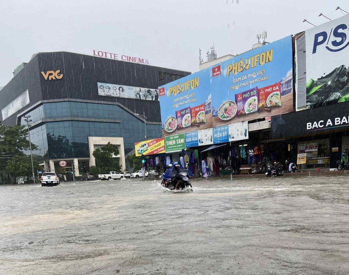 Bão số 10 gây mưa lớn khiến nhiều địa phương ở Nghệ An bị ngập sâu
