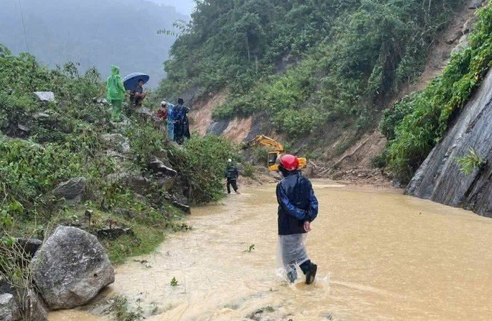 Một tuyến đường tại xã Thông Thụ bị chia cắt do mưa lớn, sạt lở đất đá. Ảnh: Cơ quan chức năng cung cấp