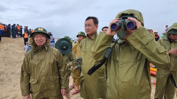 Bí thư Tỉnh ủy Quảng Trị Lê Ngọc Quang có mặt tại hiện trường để chỉ đạo công tác tìm kiếm ngư dân gặp nạn