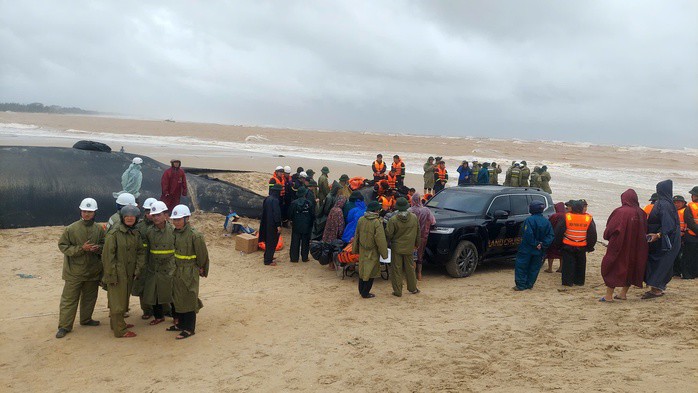 Lực lượng chức năng có mặt tại hiện trường, triển khai ứng cứu