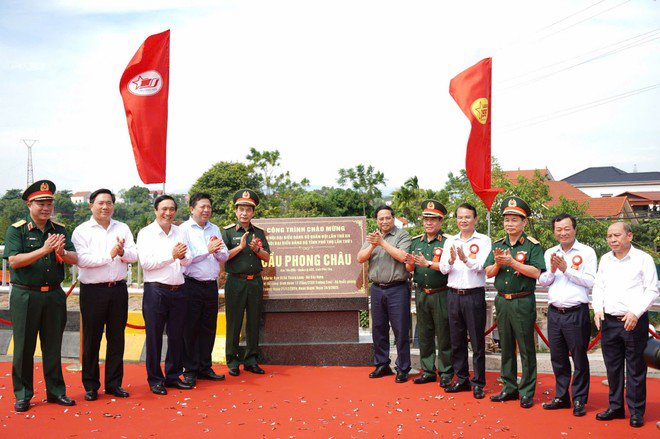 Thủ tướng Chính phủ cùng lãnh đạo các Bộ, ngành địa phương gắn biển công trình cầu Phong Châu mới vào sáng nay 28/9