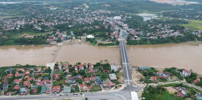 Cầu Phong Châu mới đã chính thức thông xe sau 9 tháng cấp tập thi công xây dựng