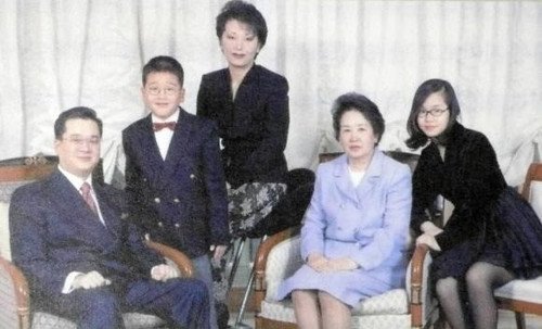 Bức ảnh hiếm được công khai về gia đình chủ tịch tập đoàn CJ Lee Jae Hyun. Từ trái sang: Chủ tịch Lee, con trai Sun Ho, vợ Kim Hee Jae, mẹ Son Bok Nam và con gái Kyung Hoo. Ảnh: CJ.