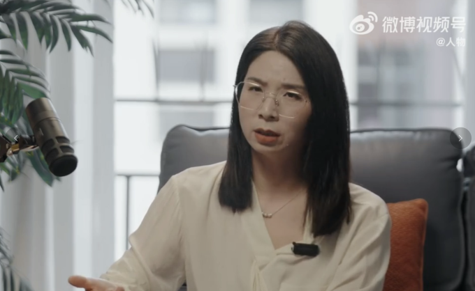 Nạn nhân Cui Lili, 41 tuổi, tại tòa án hôm 23/9. Ảnh: Sina