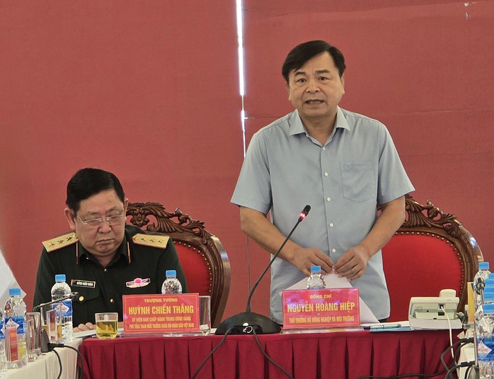 Thứ trưởng Bộ Nông nghiệp và Môi trường Nguyễn Hoàng Hiệp báo cáo mới nhất về diễn biến bão số 10 Bualoi