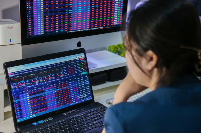 VN-Index đóng cửa tuần trong sắc xanh nhưng tài khoản nhiều nhà đầu tư đang bị lỗ nặng so với mốc đỉnh 1.700 điểm