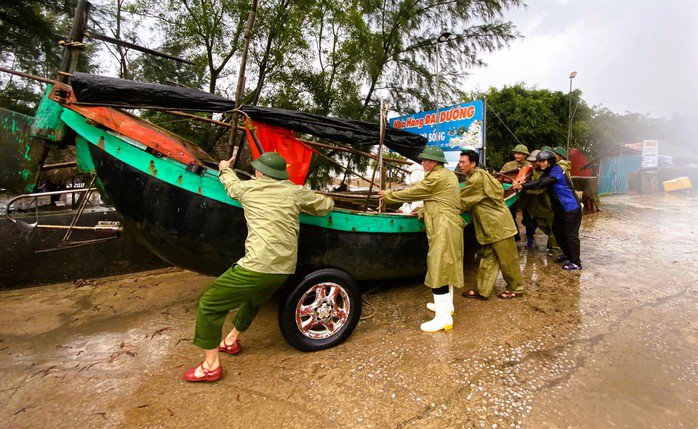 Lực lượng chức năng phường Sầm Sơn (Thanh Hoá) giúp ngư dân đưa thuyền bè đến nơi tránh trú an toàn. Ảnh: Tuấn Minh