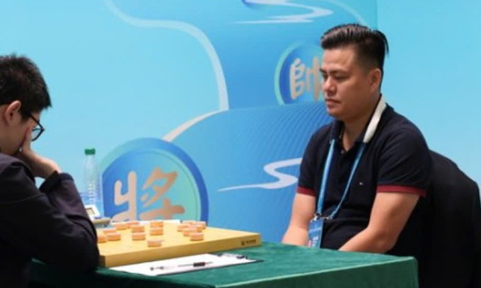 Lại Lý Huynh (phải) trong trận chung kết với Doãn Thăng tại nội dung cờ tiêu chuẩn nam chiều 27/9/2025, tại giải cờ tướng thế giới ở Thượng Hải, Trung Quốc. Ảnh: WXF