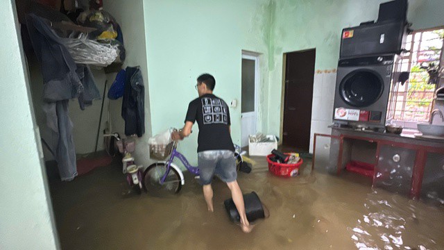 VIDEO: Bão số 10 Bualoi chưa tới, nước đã dâng ngập nhà dân - 4