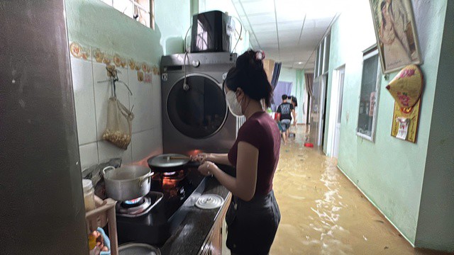 VIDEO: Bão số 10 Bualoi chưa tới, nước đã dâng ngập nhà dân - 5