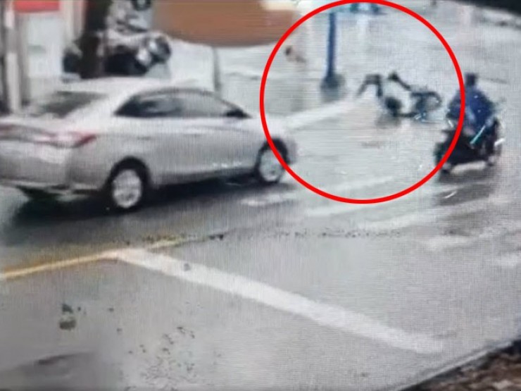 CLIP: Ô tô chạy ngược chiều khiến nam thanh niên ngã nhào dưới cơn mưa