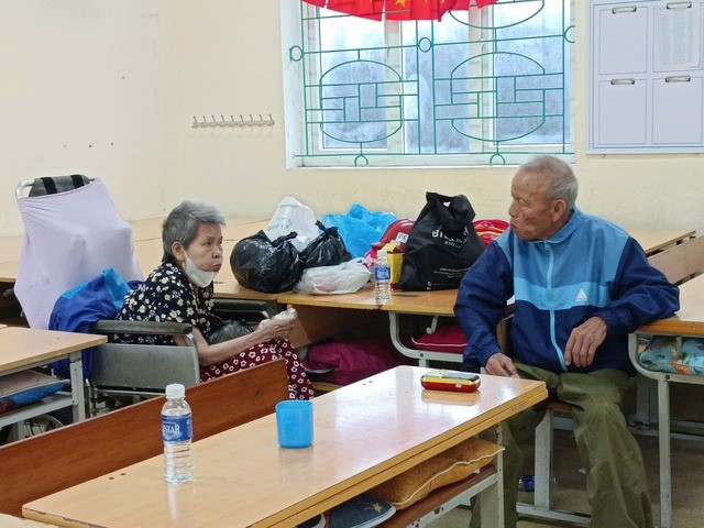 Người dân được lực lượng chức năng sơ tán tới nơi an toàn