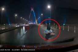 Clip: Thót tim xe máy loạng choạng, trượt dài trên cầu ngay trước đầu ôtô