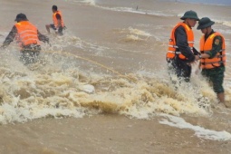 Tin tức trong ngày - NÓNG: Đang giải cứu 10 ngư dân trên tàu cá ở TP HCM gặp nạn trong bão số 10 Bualoi