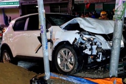 Ô tô tông liên hoàn xe máy, 2 người thương vong